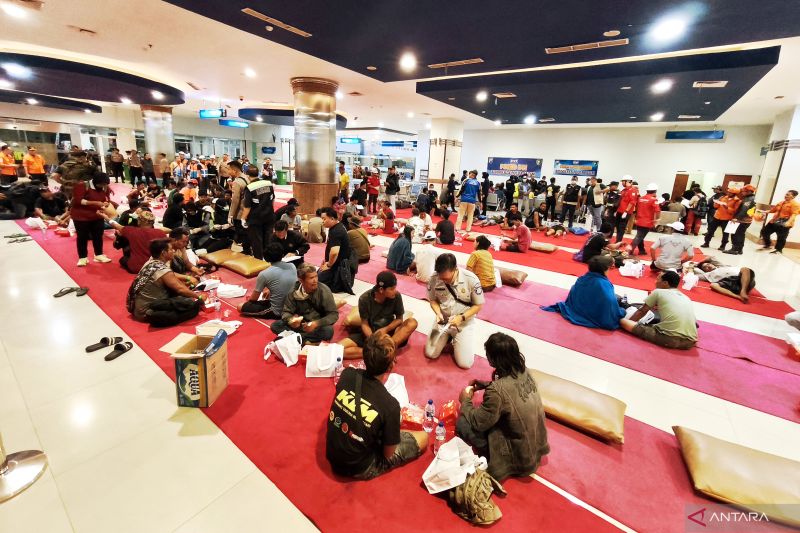 Sejumlah korban kebakaran KMP Mutiara Sentosa II mendapatkan penanganan medis dari petugas saat berada di Gapura Surya Nusantara, Surabaya, Senin (3/8/2026) dini hari. Sumber foto: Antara Sejumlah korban kebakaran KMP Mutiara Sentosa II mendapatkan penanganan medis dari petugas saat berada di Gapura Surya Nusantara, Surabaya, Senin (3/8/2026) dini hari. Sumber foto: Antara
