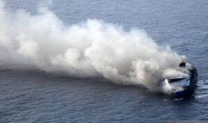 Kapal Mutiara Sentosa II terbakar di perairan Sumenep, Jawa Timur, Minggu (2/8/2026). Sumber foto: Antara