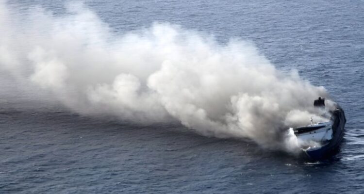 Kapal Mutiara Sentosa II terbakar di perairan Sumenep, Jawa Timur, Minggu (2/8/2026). Sumber foto: Antara