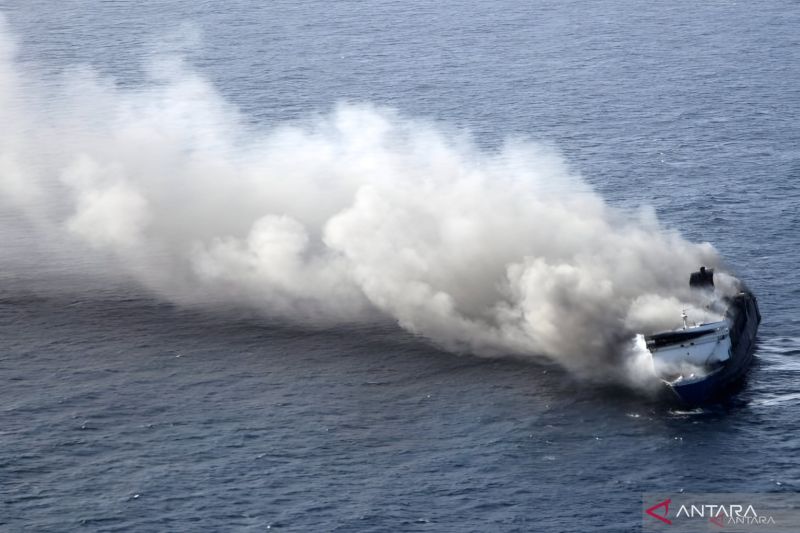Kapal Mutiara Sentosa II terbakar di perairan Sumenep, Jawa Timur, Minggu (2/8/2026). Sumber foto: Antara Kapal Mutiara Sentosa II terbakar di perairan Sumenep, Jawa Timur, Minggu (2/8/2026). Sumber foto: Antara