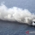 Kapal Mutiara Sentosa II terbakar di perairan Sumenep, Jawa Timur, Minggu (2/8/2026. Sumber berita: Antara