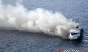Kapal Mutiara Sentosa II terbakar di perairan Sumenep, Jawa Timur, Minggu (2/8/2026. Sumber berita: Antara