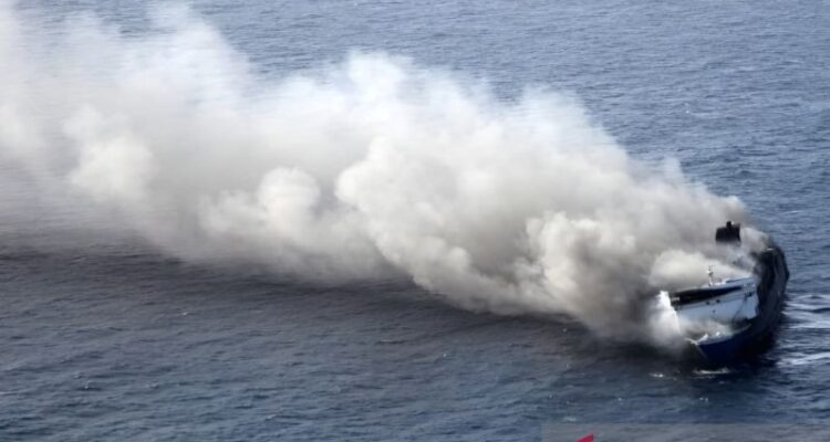 Kapal Mutiara Sentosa II terbakar di perairan Sumenep, Jawa Timur, Minggu (2/8/2026. Sumber berita: Antara
