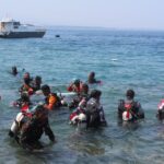 TNI AL bersama Polairud Polda Sulteng melaksanakan pengibaran bendera merah putih dalam rangka HUT Ke-81 Kemerdekaan RI di Teluk Palu, Sulawesi Tengah (Sulteng). Sumber foto: Antara