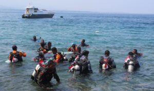 TNI AL bersama Polairud Polda Sulteng melaksanakan pengibaran bendera merah putih dalam rangka HUT Ke-81 Kemerdekaan RI di Teluk Palu, Sulawesi Tengah (Sulteng). Sumber foto: Antara TNI AL bersama Polairud Polda Sulteng melaksanakan pengibaran bendera merah putih dalam rangka HUT Ke-81 Kemerdekaan RI di Teluk Palu, Sulawesi Tengah (Sulteng). Sumber foto: Antara