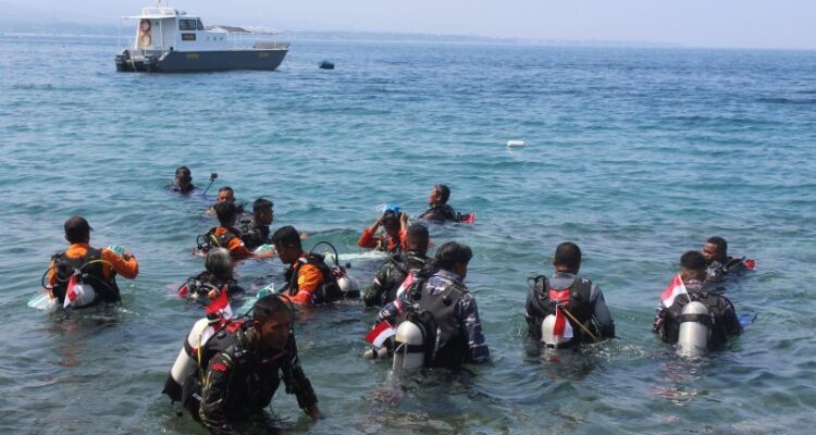 TNI AL bersama Polairud Polda Sulteng melaksanakan pengibaran bendera merah putih dalam rangka HUT Ke-81 Kemerdekaan RI di Teluk Palu, Sulawesi Tengah (Sulteng). Sumber foto: Antara