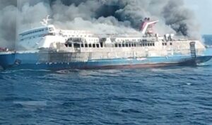Tangkapan layar - KM Mutiara Sentosa II yang terbakar di perairan Laut Jawa, Minggu (2/8/2026). Sumber foto: Antara Tangkapan layar - KM Mutiara Sentosa II yang terbakar di perairan Laut Jawa, Minggu (2/8/2026). Sumber foto: Antara