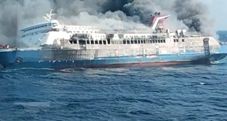 Tangkapan layar - KM Mutiara Sentosa II yang terbakar di perairan Laut Jawa, Minggu (2/8/2026). Sumber foto: Antara