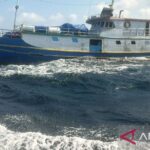 KM. Yuni Bahari yang mengalami kebocoran akibat dihantam gelombang di Perairan Laut Banda pada Sabtu, (1/8), berhasil dikawal Tim SAR Gabungan dari Pos SAR Banda setelah melakukan perbaikan. Sumber Foto: Antara