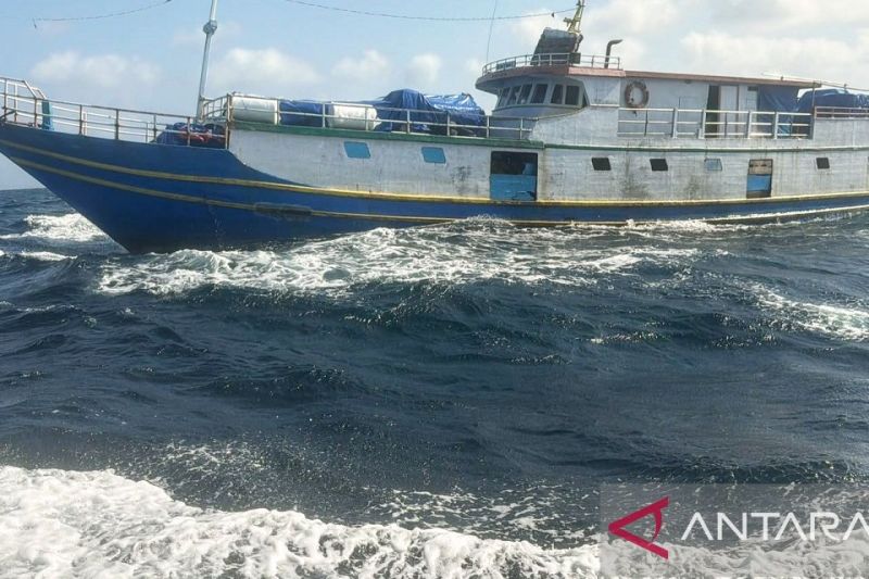 KM. Yuni Bahari yang mengalami kebocoran akibat dihantam gelombang di Perairan Laut Banda pada Sabtu, (1/8), berhasil dikawal Tim SAR Gabungan dari Pos SAR Banda setelah melakukan perbaikan. Sumber Foto: Antara KM. Yuni Bahari yang mengalami kebocoran akibat dihantam gelombang di Perairan Laut Banda pada Sabtu, (1/8), berhasil dikawal Tim SAR Gabungan dari Pos SAR Banda setelah melakukan perbaikan. Sumber Foto: Antara