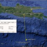 Foto tangkap layar mengilustrasikan jarak navigasi dari Pantai Prigi menuju titik koordinat KM Sumber Sejati di Samudra Hindia. Tim SAR gabungan dari Pos Basarnas Trenggalek dan Kantor SAR Surabaya menggunakan data pemetaan digital ini untuk memetakan radius pencarian korban berinisial F.F.A, seorang ABK kapal penangkap ikan yang dilaporkan hilang akibat terjatuh ke laut. Sumber foto: Antara