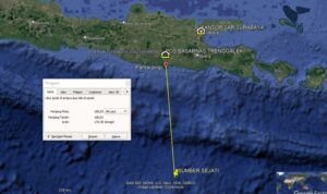 Foto tangkap layar mengilustrasikan jarak navigasi dari Pantai Prigi menuju titik koordinat KM Sumber Sejati di Samudra Hindia. Tim SAR gabungan dari Pos Basarnas Trenggalek dan Kantor SAR Surabaya menggunakan data pemetaan digital ini untuk memetakan radius pencarian korban berinisial F.F.A, seorang ABK kapal penangkap ikan yang dilaporkan hilang akibat terjatuh ke laut. Sumber foto: Antara