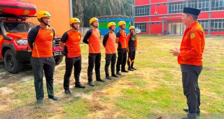 SAR Bungo melakukan koordinasi dalam pencarian dua korban perahu karam di Jambi, Sabtu (15/8/2026). Sumber foto: Antara
