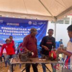 Para nelayan yang belajar memperbaiki mesin kapal perikanan di KNMP Desa Sorue Jaya, Konawe, Sulawesi Tenggara, Minggu (16/8/2026). Sumber foto: Antara