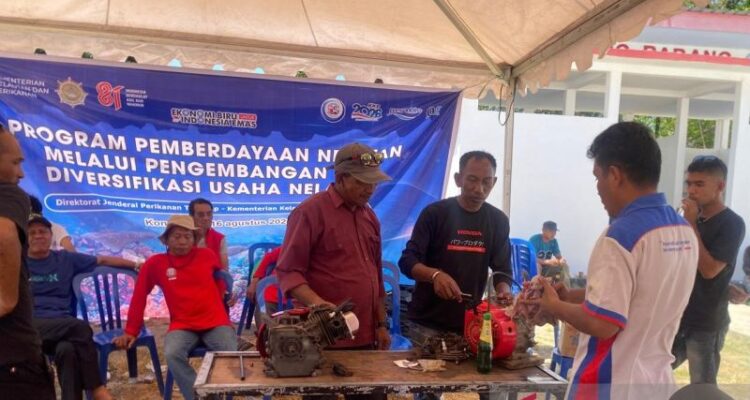 Para nelayan yang belajar memperbaiki mesin kapal perikanan di KNMP Desa Sorue Jaya, Konawe, Sulawesi Tenggara, Minggu (16/8/2026). Sumber foto: Antara