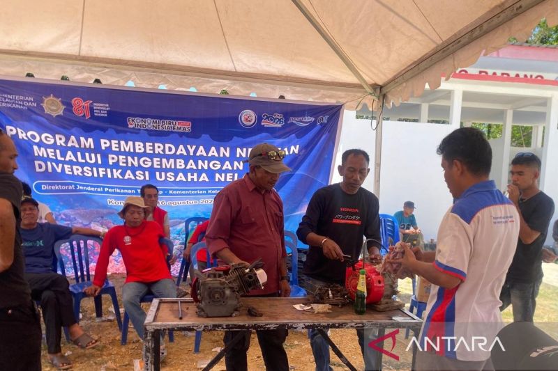 Para nelayan yang belajar memperbaiki mesin kapal perikanan di KNMP Desa Sorue Jaya, Konawe, Sulawesi Tenggara, Minggu (16/8/2026). Sumber foto: Antara Para nelayan yang belajar memperbaiki mesin kapal perikanan di KNMP Desa Sorue Jaya, Konawe, Sulawesi Tenggara, Minggu (16/8/2026). Sumber foto: Antara