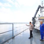 Wakapolda Maluku saat melakukan peninjauan kapal untuk pengamanan laut, di Ambon. Sumber foto: Antara