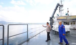 Wakapolda Maluku saat melakukan peninjauan kapal untuk pengamanan laut, di Ambon. Sumber foto: Antara
