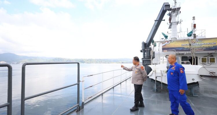 Wakapolda Maluku saat melakukan peninjauan kapal untuk pengamanan laut, di Ambon. Sumber foto: Antara