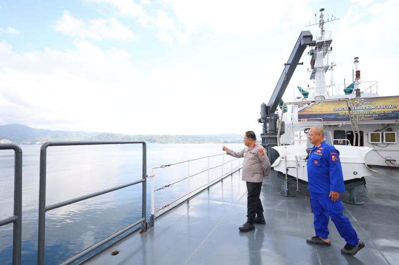 Wakapolda Maluku saat melakukan peninjauan kapal untuk pengamanan laut, di Ambon. Sumber foto: Antara Wakapolda Maluku saat melakukan peninjauan kapal untuk pengamanan laut, di Ambon. Sumber foto: Antara