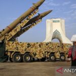 Rudal Zolfaghar dan Qadr, bersama dengan model logam kapal selam mini, dipamerkan di Lapangan Azadi, Teheran, Iran, pada 24 Juli 2026, di tengah kian memanasnya aksi saling serang antara Iran dan AS yang dipicu oleh jalur-jalur paralel di Selat Hormuz. Warga memiliki kesempatan untuk melihat langsung rudal serta peralatan militer tersebut di lapangan itu. Sumber foto: Antara