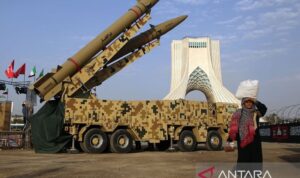 Rudal Zolfaghar dan Qadr, bersama dengan model logam kapal selam mini, dipamerkan di Lapangan Azadi, Teheran, Iran, pada 24 Juli 2026, di tengah kian memanasnya aksi saling serang antara Iran dan AS yang dipicu oleh jalur-jalur paralel di Selat Hormuz. Warga memiliki kesempatan untuk melihat langsung rudal serta peralatan militer tersebut di lapangan itu. Sumber foto: Antara