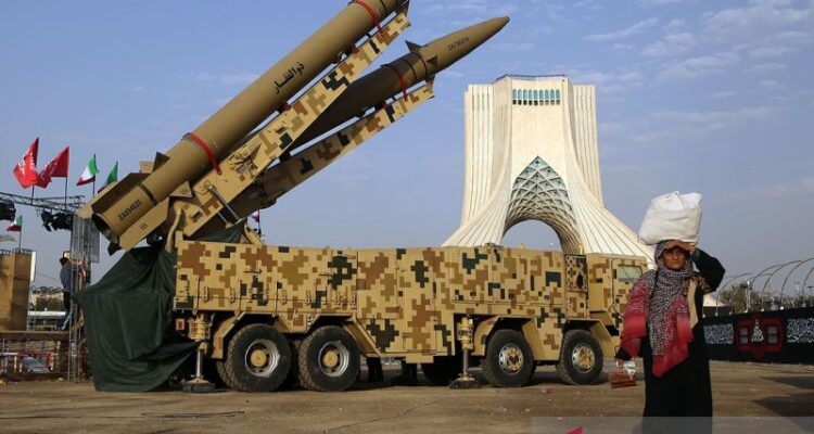 Rudal Zolfaghar dan Qadr, bersama dengan model logam kapal selam mini, dipamerkan di Lapangan Azadi, Teheran, Iran, pada 24 Juli 2026, di tengah kian memanasnya aksi saling serang antara Iran dan AS yang dipicu oleh jalur-jalur paralel di Selat Hormuz. Warga memiliki kesempatan untuk melihat langsung rudal serta peralatan militer tersebut di lapangan itu. Sumber foto: Antara