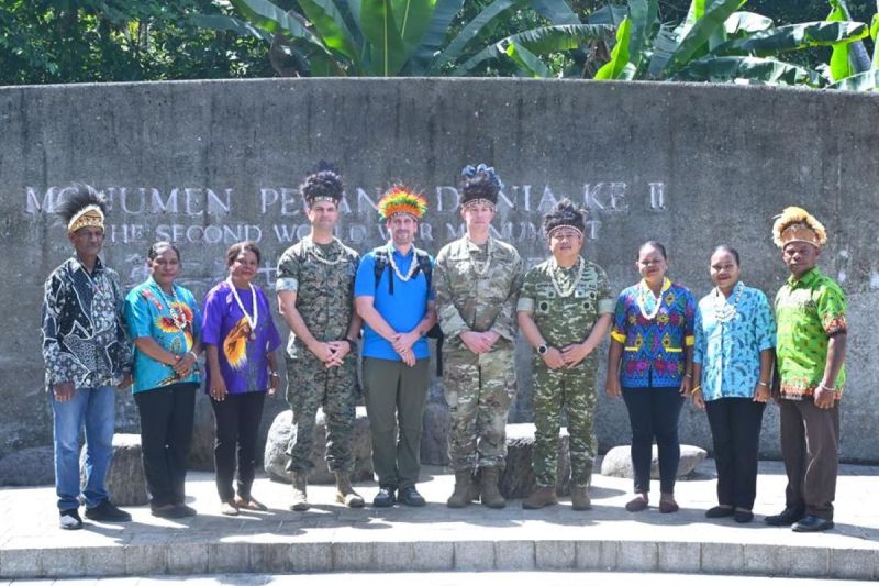 Anggota tim Departemen Perang Amerika Serikat dan Kedutaan Besar AS di Jakarta melaksanakan misi penelusuran artefak dan pencarian jenazah personel AS di Pulau Biak, Papua, pada 20--23 Juli 2026. Sumber foto: Antara