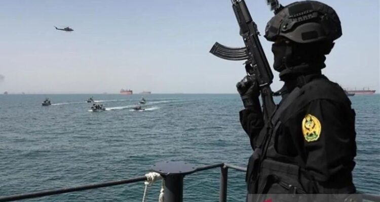 Ilustrasi - Unit-unit angkatan laut Iran dan Rusia melakukan simulasi penyelamatan kapal yang dibajak selama latihan gabungan di Pelabuhan Bandar Abbas, dekat Selat Hormuz, Hormozgan, Iran, Kamis (19/2/2026). Sumber foto: Antara