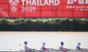 Arsip - Tim dayung putri Indonesia (dari kiri) Nur Azizah Patwa, Andi Reski Rahmawati, Yunita Huby dan Aisah Nabila memacu kecepatannya pada final nomor dayung putri empat orang SEA Games 2025 di Royal Thai Navy Rowing and Canoeing Training Center, Ban Chang, Rayong, Chon Buri, Thailand, Selasa (16/12/2025). Indonesia meraih medali perak dengan catatan waktu 7 menit 43,294 detik sedangkan medali emas diraih Vietnam dengan waktu 7 menit 31,847 detik dan medali perunggu diraih tuan rumah Thailand dengan catatan waktu 7 menit 47,647 detik. Sumber foto: Antara