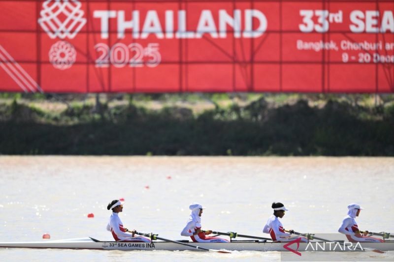 Arsip - Tim dayung putri Indonesia (dari kiri) Nur Azizah Patwa, Andi Reski Rahmawati, Yunita Huby dan Aisah Nabila memacu kecepatannya pada final nomor dayung putri empat orang SEA Games 2025 di Royal Thai Navy Rowing and Canoeing Training Center, Ban Chang, Rayong, Chon Buri, Thailand, Selasa (16/12/2025). Indonesia meraih medali perak dengan catatan waktu 7 menit 43,294 detik sedangkan medali emas diraih Vietnam dengan waktu 7 menit 31,847 detik dan medali perunggu diraih tuan rumah Thailand dengan catatan waktu 7 menit 47,647 detik. Sumber foto: Antara