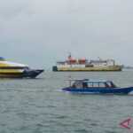 Aktivitas pompong atau kapal kayu bersama feri dan Pelni melintasi perairan Tanjungpinang, Kepulauan Riau. Sumber foto: Antara