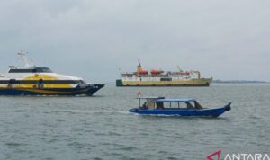 Aktivitas pompong atau kapal kayu bersama feri dan Pelni melintasi perairan Tanjungpinang, Kepulauan Riau. Sumber foto: Antara