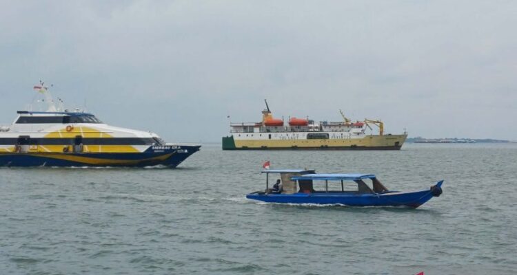Aktivitas pompong atau kapal kayu bersama feri dan Pelni melintasi perairan Tanjungpinang, Kepulauan Riau. Sumber foto: Antara