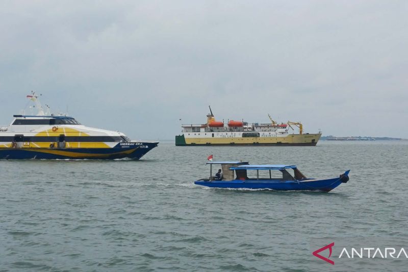 Aktivitas pompong atau kapal kayu bersama feri dan Pelni melintasi perairan Tanjungpinang, Kepulauan Riau. Sumber foto: Antara