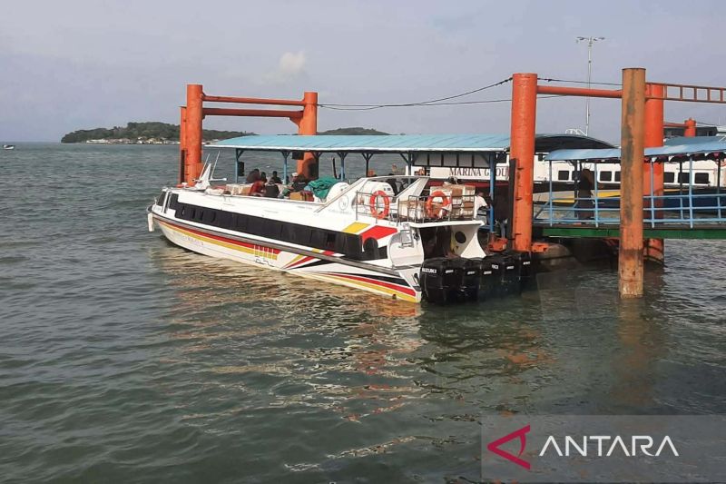 Speedboat bersandar di ponton Pelabuhan Sri Bintan Pura (SBP) Tanjungpinang, Kepulauan Riau. Sumber foto: Antara Speedboat bersandar di ponton Pelabuhan Sri Bintan Pura (SBP) Tanjungpinang, Kepulauan Riau. Sumber foto: Antara