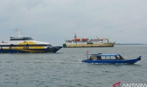Transportasi laut menjadi moda utama yang menghubungkan konektivitas antarpulau di Provinsi Kepulauan Riau (Kepri), sebagai wilayah dengan geografis 96 persen lautan dan 2 persen daratan. Sumber foto: Antara Transportasi laut menjadi moda utama yang menghubungkan konektivitas antarpulau di Provinsi Kepulauan Riau (Kepri), sebagai wilayah dengan geografis 96 persen lautan dan 2 persen daratan. Sumber foto: Antara