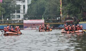 Arsip Foto - Peserta mengikuti lomba dayung pada Festival Passer Baroe di Jakarta Pusat, Sabtu (21/6/2025). Sumber foto: Antara