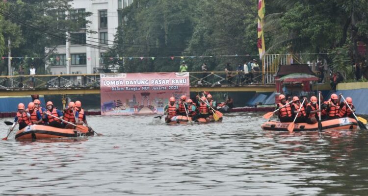Arsip Foto - Peserta mengikuti lomba dayung pada Festival Passer Baroe di Jakarta Pusat, Sabtu (21/6/2025). Sumber foto: Antara