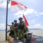 Indonesian marines inspect a border marker off the coast of East Sebatik, Nunukan District, North Kalimantan. Photo source: Antara