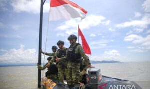 Indonesian marines inspect a border marker off the coast of East Sebatik, Nunukan District, North Kalimantan. Photo source: Antara Indonesian marines inspect a border marker off the coast of East Sebatik, Nunukan District, North Kalimantan. Photo source: Antara