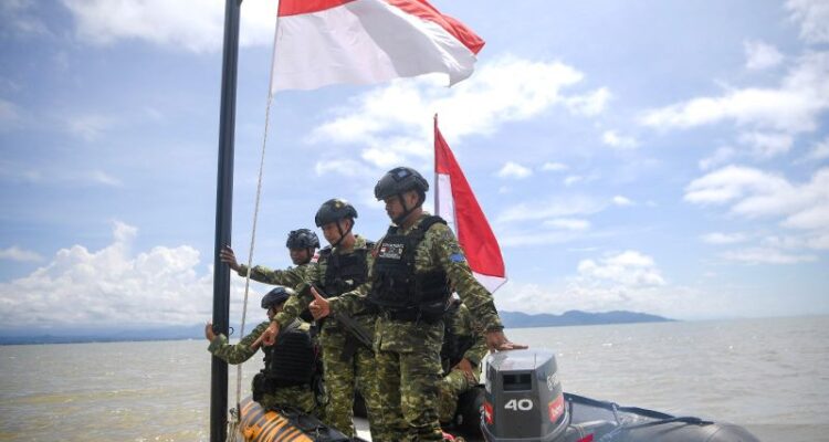 Indonesian marines inspect a border marker off the coast of East Sebatik, Nunukan District, North Kalimantan. Photo source: Antara