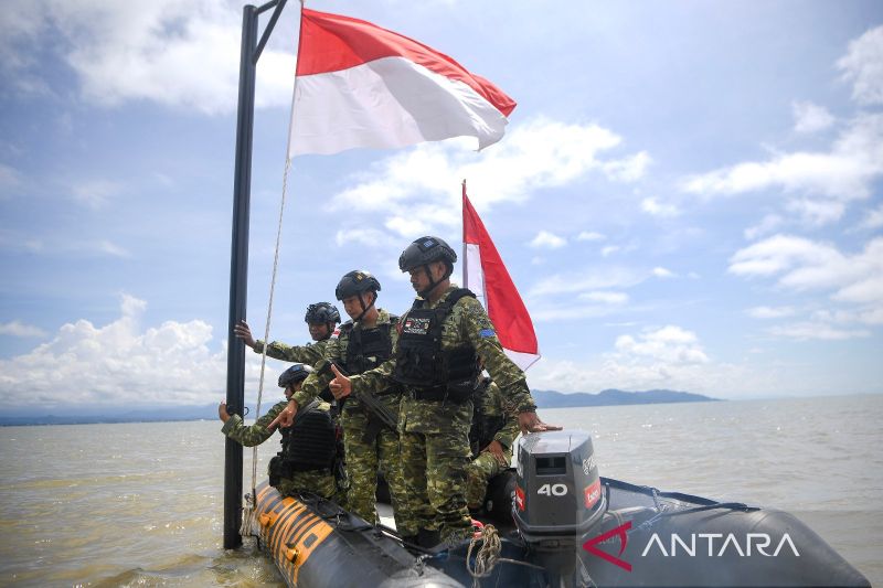 Indonesian marines inspect a border marker off the coast of East Sebatik, Nunukan District, North Kalimantan. Photo source: Antara Indonesian marines inspect a border marker off the coast of East Sebatik, Nunukan District, North Kalimantan. Photo source: Antara