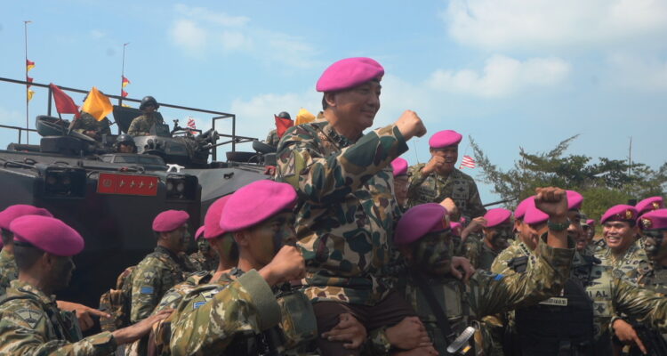 Komandan Kodaeral IV Laksamana Muda TNI Berkat Widjanarko mendampingi Menteri Pertahanan RI Jenderal TNI (Purn.) Sjafrie Sjamsoeddin dalam peninjauan Latihan Operasi TNI Terintegrasi Tahun Anggaran (TA) 2026 di Pusat Latihan Pertempuran Marinir (Puslatpurmar) 9 Pantai Todak, Kabupaten Lingga, Kepulauan Riau, Rabu (5/8/2026). Sumber foto: Penkodaeral IV.