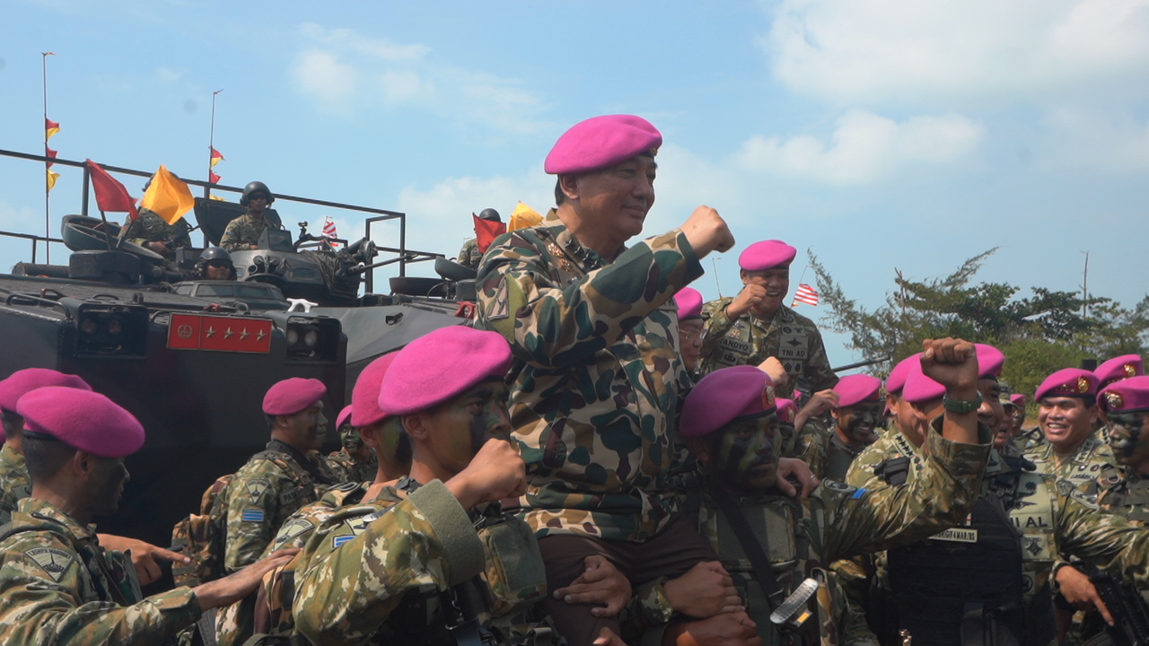 Komandan Kodaeral IV Laksamana Muda TNI Berkat Widjanarko mendampingi Menteri Pertahanan RI Jenderal TNI (Purn.) Sjafrie Sjamsoeddin dalam peninjauan Latihan Operasi TNI Terintegrasi Tahun Anggaran (TA) 2026 di Pusat Latihan Pertempuran Marinir (Puslatpurmar) 9 Pantai Todak, Kabupaten Lingga, Kepulauan Riau, Rabu (5/8/2026). Sumber foto: Penkodaeral IV. Komandan Kodaeral IV Laksamana Muda TNI Berkat Widjanarko mendampingi Menteri Pertahanan RI Jenderal TNI (Purn.) Sjafrie Sjamsoeddin dalam peninjauan Latihan Operasi TNI Terintegrasi Tahun Anggaran (TA) 2026 di Pusat Latihan Pertempuran Marinir (Puslatpurmar) 9 Pantai Todak, Kabupaten Lingga, Kepulauan Riau, Rabu (5/8/2026). Sumber foto: Penkodaeral IV.