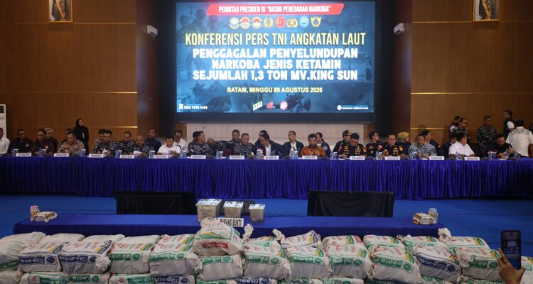 Pangkoarmada RI Laksdya TNI Denih Hendrata memimpin Konferensi Pers di Batam. Sumber foto: Dinas Penerangan Komando Armada RI.