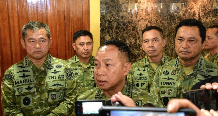Panglima TNI Jenderal TNI Agus Subiyanto didampingi para Kepala Staf Angkatan saat menjawab pertanyaan wartawan, usai menghadiri Rapat Kerja (Raker) dengan Wakil Ketua DPR RI Sufmi Dasco yang berlangsung secara tertutup di Gedung Nusantara III, Kompleks Parlemen, Senayan, Jakarta, Senin (10/8/2026). Sumber foto: Indomaritim.com/As