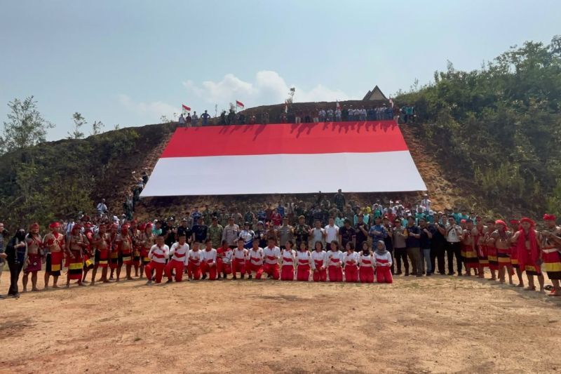 Participants unfold a giant Indonesian flag during an Independence Day parade in Jagoi Babang, Bengkayang District, West Kalimantan. Photo Source: Antara News Agency Participants unfold a giant Indonesian flag during an Independence Day parade in Jagoi Babang, Bengkayang District, West Kalimantan. Photo Source: Antara News Agency