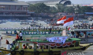 Peserta Festival Perahu Bidar berlaga di Sungai Musi, Palembang, Sumatera Selatan, dalam rangka memperingati HUT ke-81 RI Tahun 2026, Senin (17/8/2026). Sumber foto: Antara