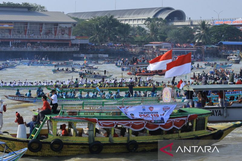 Peserta Festival Perahu Bidar berlaga di Sungai Musi, Palembang, Sumatera Selatan, dalam rangka memperingati HUT ke-81 RI Tahun 2026, Senin (17/8/2026). Sumber foto: Antara